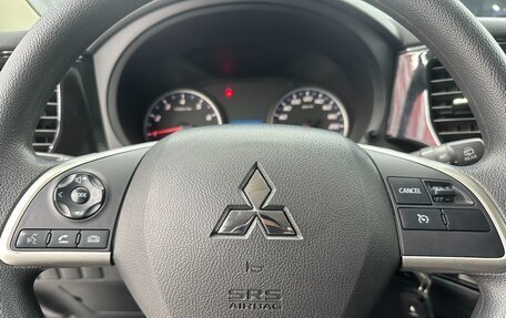 Mitsubishi Outlander III рестайлинг 3, 2022 год, 2 115 000 рублей, 11 фотография