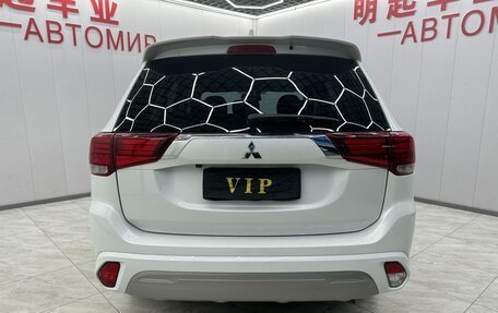 Mitsubishi Outlander III рестайлинг 3, 2022 год, 2 115 000 рублей, 6 фотография