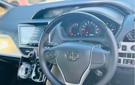 Toyota Noah III, 2021 год, 2 539 000 рублей, 12 фотография