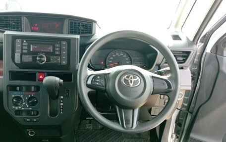 Toyota Roomy I, 2017 год, 850 000 рублей, 11 фотография