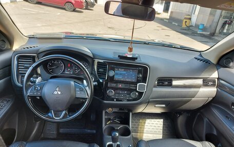 Mitsubishi Outlander III рестайлинг 3, 2015 год, 1 800 000 рублей, 10 фотография