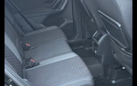 Volkswagen Tiguan II, 2018 год, 1 950 000 рублей, 3 фотография