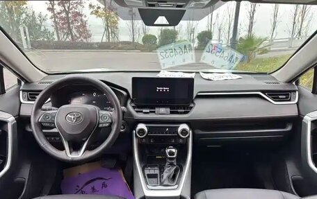 Toyota RAV4, 2025 год, 3 570 000 рублей, 8 фотография