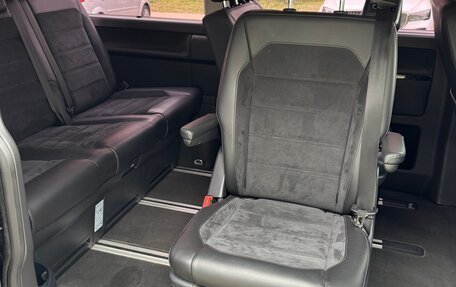 Volkswagen Multivan T6 рестайлинг, 2019 год, 4 600 000 рублей, 14 фотография