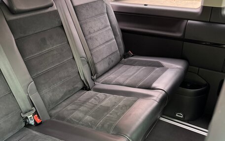 Volkswagen Multivan T6 рестайлинг, 2019 год, 4 600 000 рублей, 12 фотография