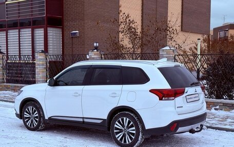 Mitsubishi Outlander III рестайлинг 3, 2018 год, 2 300 000 рублей, 6 фотография