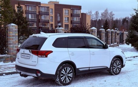 Mitsubishi Outlander III рестайлинг 3, 2018 год, 2 300 000 рублей, 5 фотография