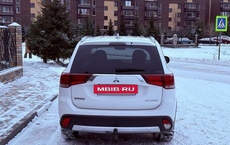 Mitsubishi Outlander III рестайлинг 3, 2018 год, 2 300 000 рублей, 3 фотография
