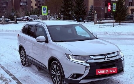 Mitsubishi Outlander III рестайлинг 3, 2018 год, 2 300 000 рублей, 2 фотография