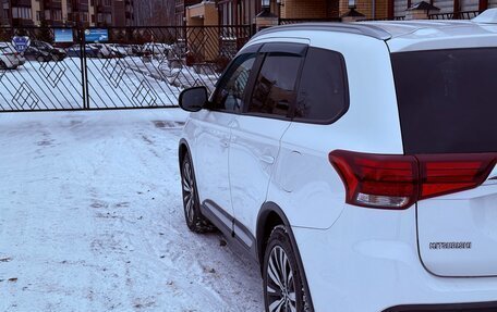 Mitsubishi Outlander III рестайлинг 3, 2018 год, 2 300 000 рублей, 15 фотография