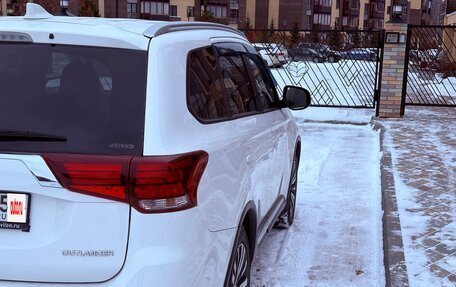 Mitsubishi Outlander III рестайлинг 3, 2018 год, 2 300 000 рублей, 16 фотография