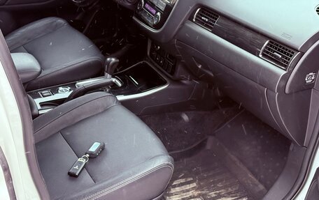 Mitsubishi Outlander III рестайлинг 3, 2018 год, 2 300 000 рублей, 23 фотография