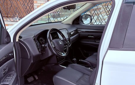 Mitsubishi Outlander III рестайлинг 3, 2018 год, 2 300 000 рублей, 25 фотография