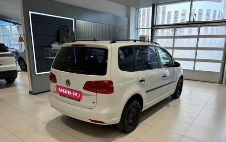 Volkswagen Touran III, 2012 год, 999 000 рублей, 4 фотография
