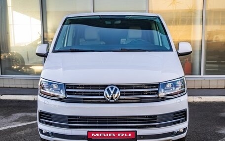 Volkswagen Multivan T6 рестайлинг, 2015 год, 4 398 000 рублей, 2 фотография