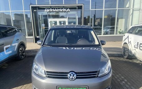 Volkswagen Touran III, 2011 год, 921 000 рублей, 2 фотография