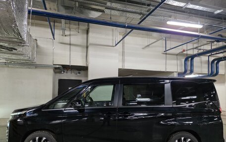 Toyota Voxy, 2022 год, 3 500 000 рублей, 32 фотография