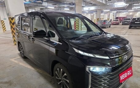 Toyota Voxy, 2022 год, 3 500 000 рублей, 30 фотография