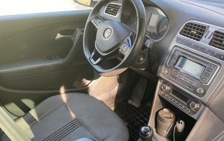 Volkswagen Polo VI (EU Market), 2016 год, 909 000 рублей, 2 фотография