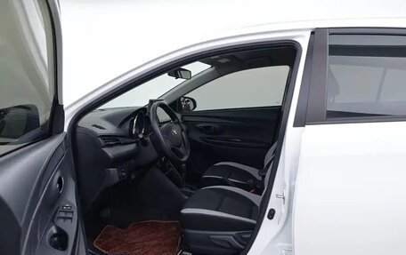 Toyota Yaris XP150 рестайлинг, 2021 год, 1 590 000 рублей, 16 фотография