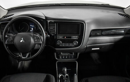 Mitsubishi Outlander III рестайлинг 3, 2019 год, 1 499 000 рублей, 16 фотография