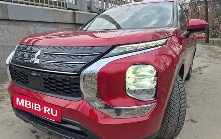 Mitsubishi Outlander, 2022 год, 3 600 000 рублей, 5 фотография