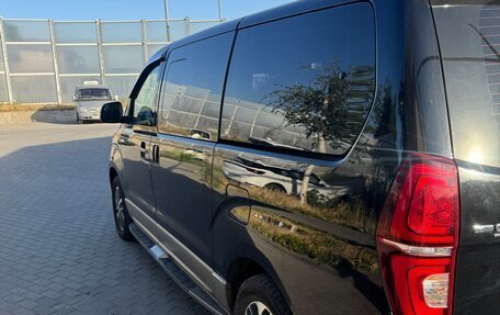 Hyundai Grand Starex Grand Starex I рестайлинг 2, 2018 год, 3 800 000 рублей, 3 фотография