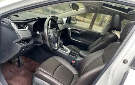 Toyota RAV4, 2021 год, 2 597 000 рублей, 10 фотография