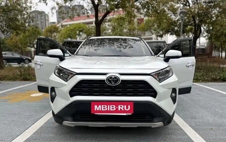 Toyota RAV4, 2021 год, 2 597 000 рублей, 2 фотография