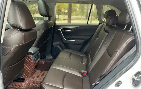 Toyota RAV4, 2021 год, 2 597 000 рублей, 15 фотография