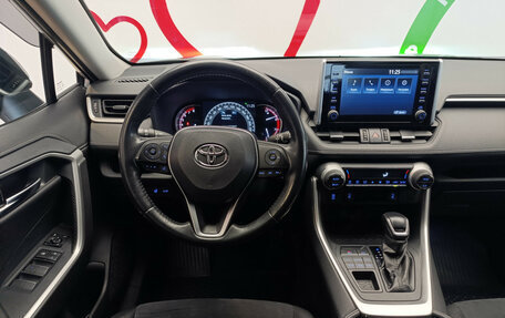 Toyota RAV4, 2021 год, 3 550 000 рублей, 10 фотография