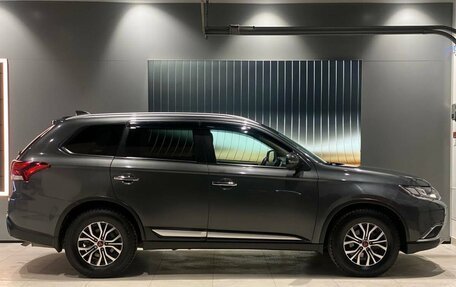 Mitsubishi Outlander III рестайлинг 3, 2017 год, 2 070 000 рублей, 6 фотография