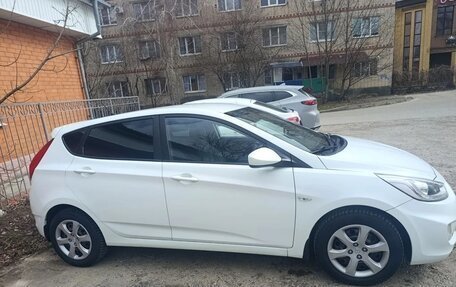 Hyundai Solaris II рестайлинг, 2013 год, 870 000 рублей, 2 фотография