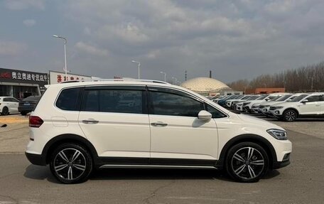 Volkswagen Touran III, 2021 год, 2 350 007 рублей, 4 фотография