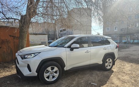 Toyota RAV4, 2021 год, 2 600 000 рублей, 2 фотография