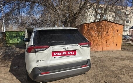 Toyota RAV4, 2021 год, 2 600 000 рублей, 3 фотография