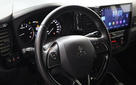 Mitsubishi Outlander III рестайлинг 3, 2019 год, 1 919 000 рублей, 9 фотография