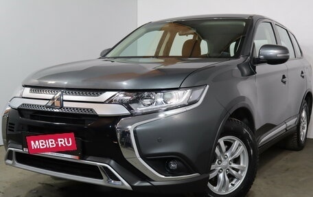 Mitsubishi Outlander III рестайлинг 3, 2020 год, 2 399 000 рублей, 3 фотография