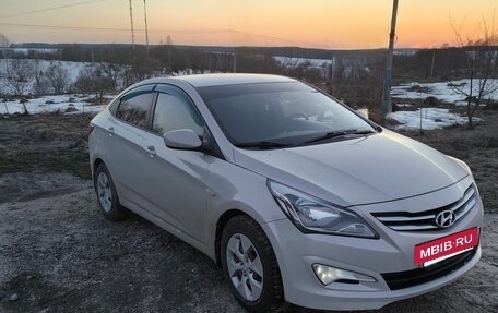 Hyundai Solaris II рестайлинг, 2015 год, 850 000 рублей, 3 фотография