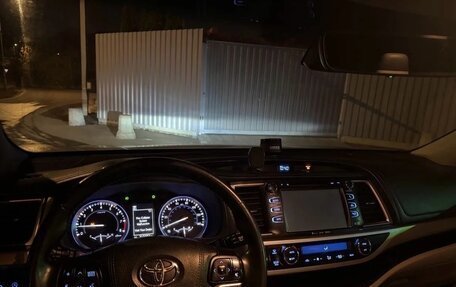 Toyota Highlander III, 2017 год, 3 140 000 рублей, 10 фотография