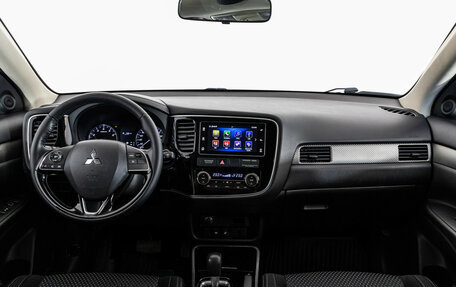 Mitsubishi Outlander III рестайлинг 3, 2018 год, 1 849 000 рублей, 10 фотография