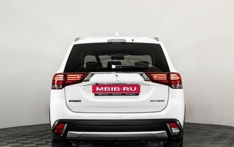 Mitsubishi Outlander III рестайлинг 3, 2018 год, 1 849 000 рублей, 6 фотография