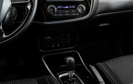 Mitsubishi Outlander III рестайлинг 3, 2018 год, 1 849 000 рублей, 13 фотография