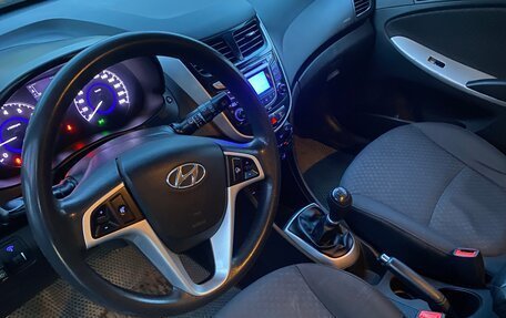 Hyundai Solaris II рестайлинг, 2011 год, 255 000 рублей, 2 фотография