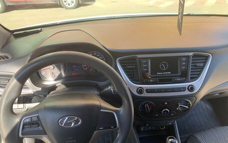 Hyundai Solaris II рестайлинг, 2018 год, 850 000 рублей, 16 фотография