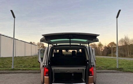 Volkswagen Multivan T6 рестайлинг, 2021 год, 3 300 000 рублей, 6 фотография