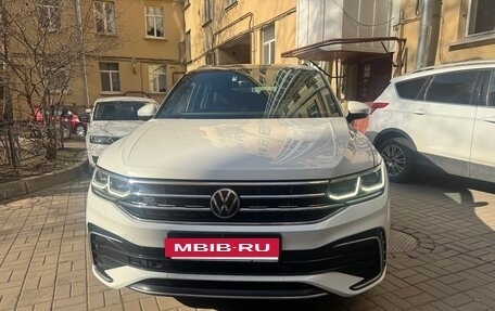 Volkswagen Tiguan II, 2021 год, 3 650 000 рублей, 2 фотография