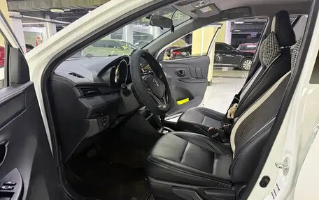 Toyota Yaris XP150 рестайлинг, 2022 год, 1 030 000 рублей, 15 фотография