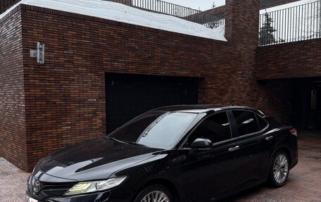 Toyota Camry, 2018 год, 1 890 000 рублей, 6 фотография