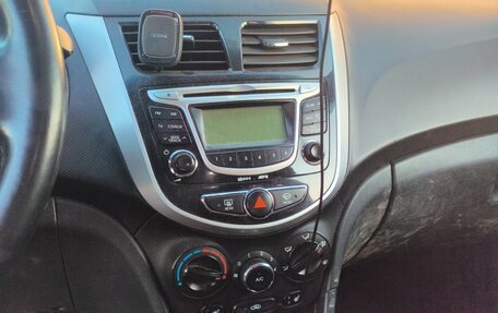 Hyundai Solaris II рестайлинг, 2011 год, 650 000 рублей, 8 фотография